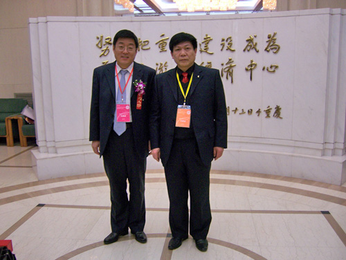 河南诚信文化促进会副会长李学信与其它参会人员合影