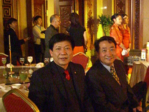 巩义市长城海绵电线设备厂厂长李学信与中国著名的相声表演艺术家姜昆合影