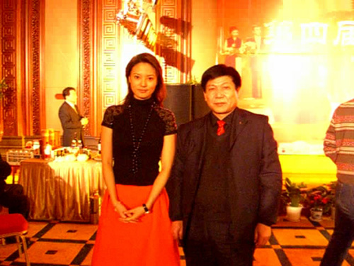 巩义市长城海绵电线设备厂厂长李学信与央视节目主持人刘芳菲合影留念