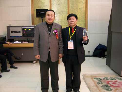 河南诚信文化促进会副会长李学信与亚洲经济杂志社总编辑李伟东合影