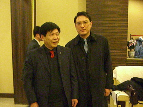 河南诚信文化促进会副会长李学信与经济日报、中国信息杂志社新闻处副主任钱江合影