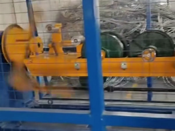 安装在八月电缆(湖北)有限公司平盘式铝铜线合股机LH500P型生产现场