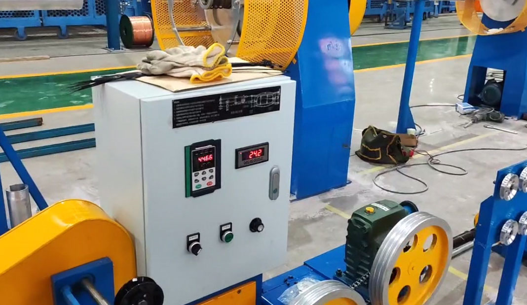 安装在盛隆电器电缆厂高速RVS双盘绞线机GSP630ZTD型型试机现场