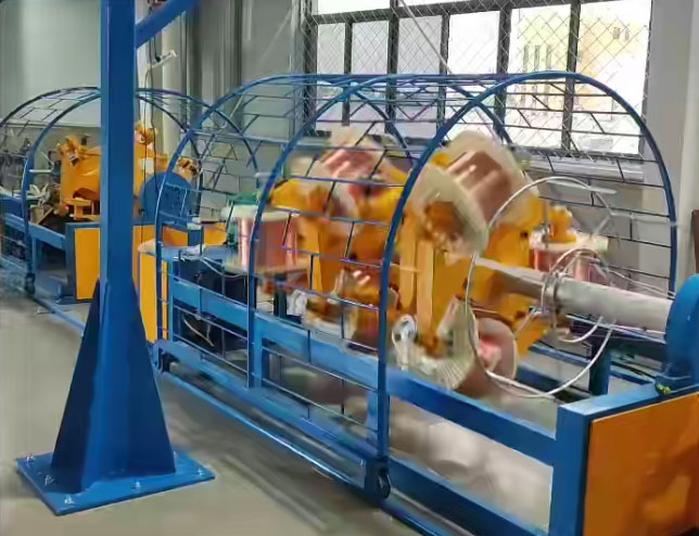 安装在湖北亿弘科技有限公司同步叉绞单层高速绕包机组TSJ500-6+12GR型PLC控制生产试机现场