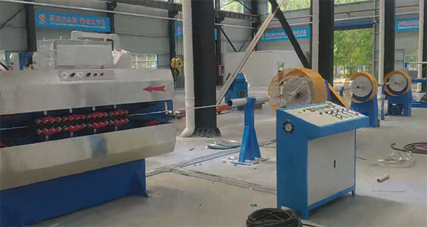 安装在南华东电缆股份有限公司高速同心双层钢带铠装绕包机组GTSRKQ600-1800型一套左向机试机现场